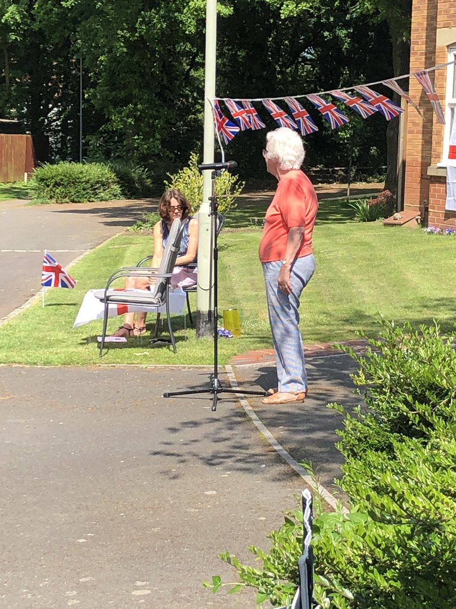 lizlewis77's tweet photo. Nan giving a speech at the neighbourhood VE Day party ๐ #gatecrashed #VEDay #gin #bud #cousins #woodley https://t.co/T2yJlyTKih