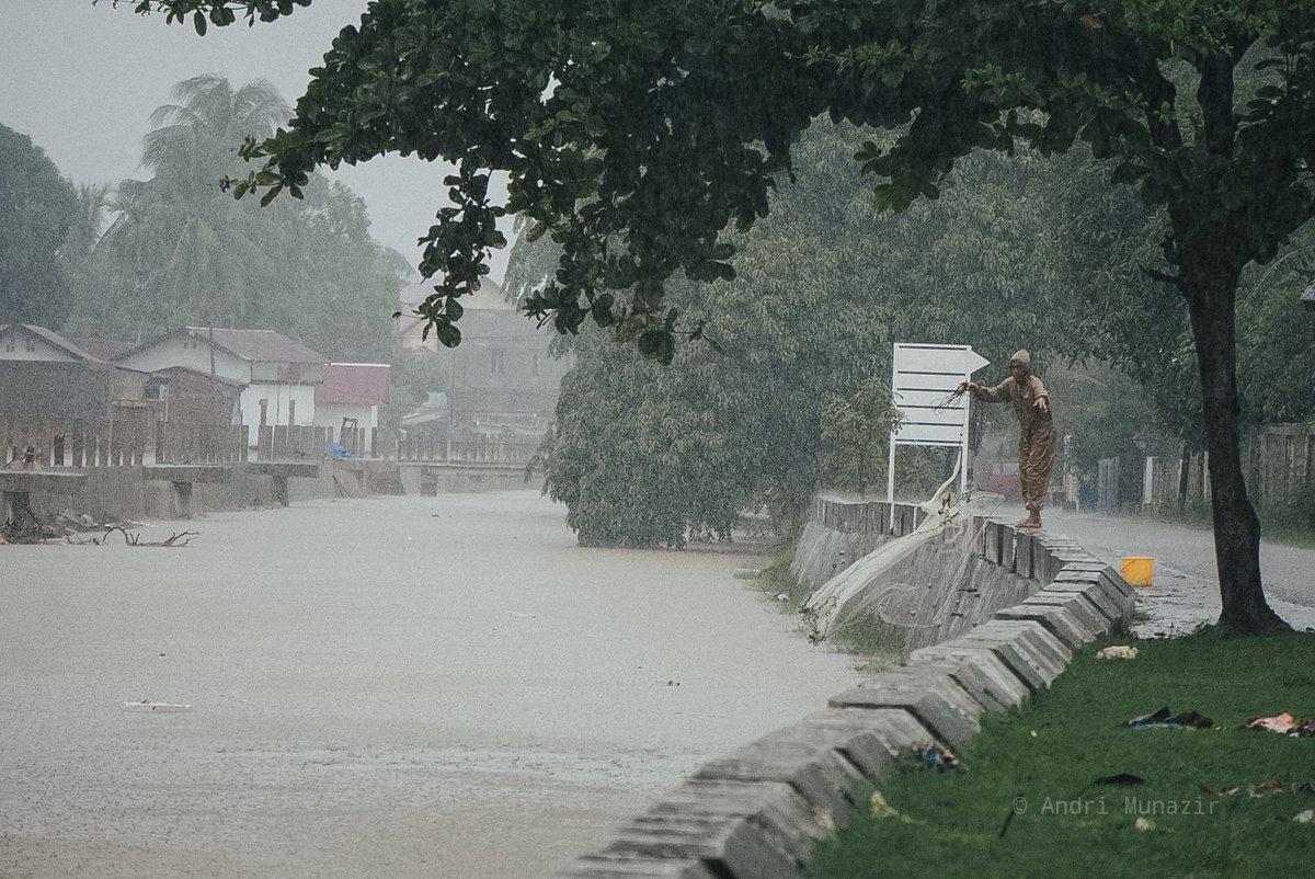 andrymunz's tweet image. Potret aktivitas warga Kota Banda Aceh Ketika Hujan Jum'at Sore #BandaAceh #RamadhandiAceh