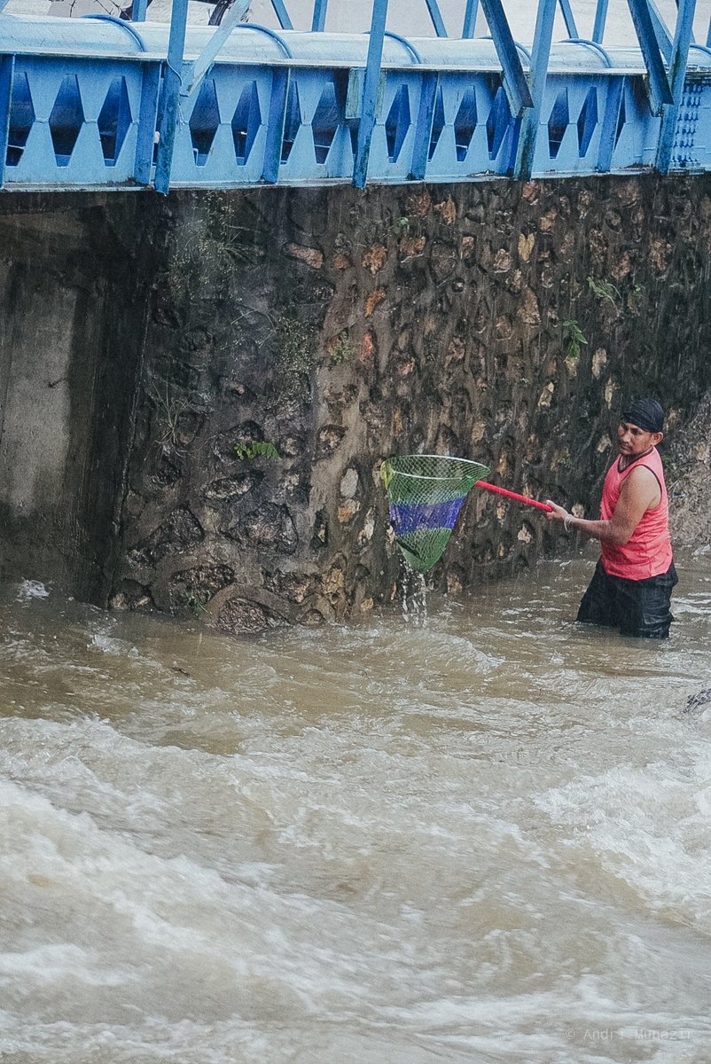 andrymunz's tweet image. Potret aktivitas warga Kota Banda Aceh Ketika Hujan Jum'at Sore #BandaAceh #RamadhandiAceh