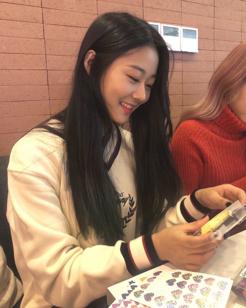 chaeringallery's tweet photo. ｡:°ஐ 
i have no clue where this is from but its so pretty ♥

#채린 #체리블렛 #Chaerin #CherryBullet https://t.co/c3lRYvUCLH