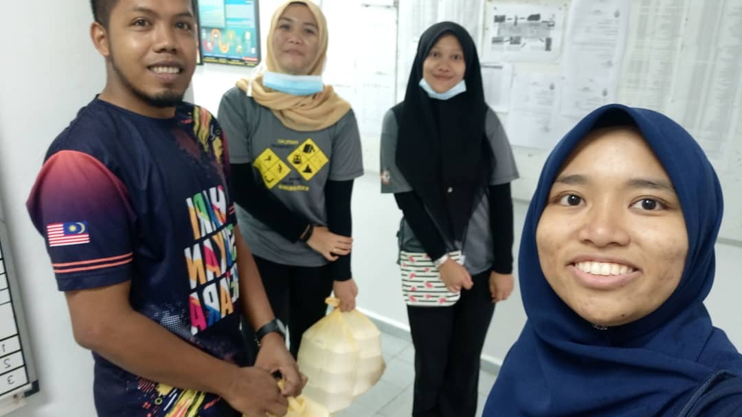 official_kbkht's tweet photo. Diberi kesempatan hari ini untuk crew-crew turun padang berkongsi juadah iftar disekitar Hulu Terengganu.

Psssssttttttt, Pengerusi pon join hari ni😉 https://t.co/e6bklMPOXK