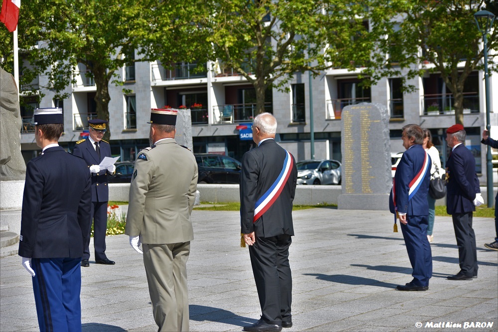 Cela fait désormais #75ans que la seconde guerre mondiale a pris fin. Confinement oblige, il n'y avait pas de spectateurs lors de la cérémonie commémorative qui s'est déroulée au Monument aux morts à Rocabey. #SaintMalo #8Mai1945