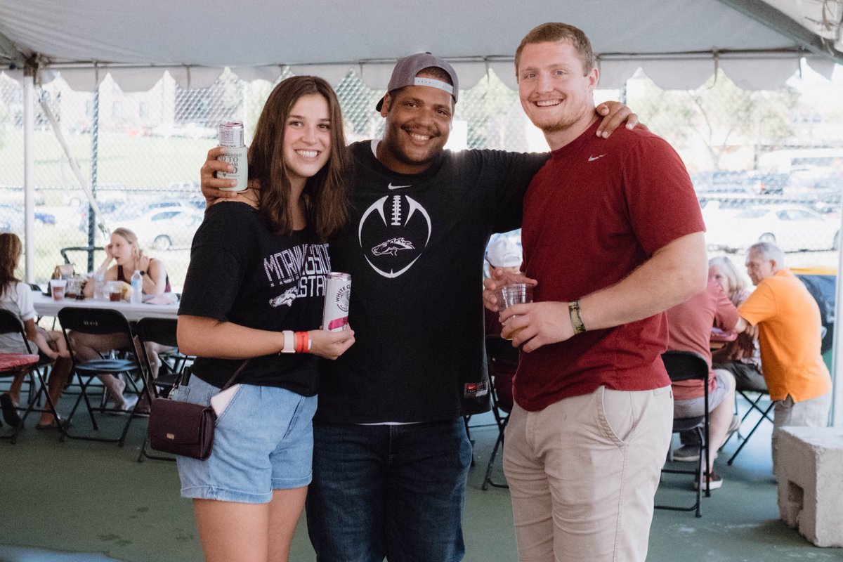 MorningsideEdu's tweet photo. Don't mind us, just daydreaming about Homecoming. We LOVE seeing alumni &amp; friends celebrating this special place &amp; we can't wait to welcome you home this fall. This year's Homecoming is planned for Oct. 9-11, so save the date &amp; prepare to get loud &amp; proud for Mside. #MsideStrong https://t.co/cPxmSO51S4