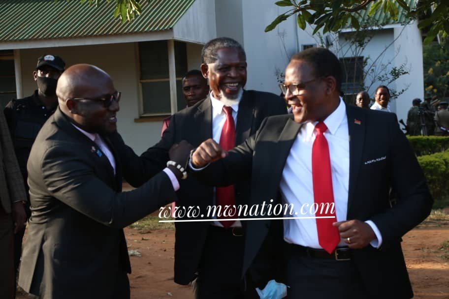 NationOnlineMw's tweet photo. People have come out into the streets of Lilongwe to celebrate outcome of Supreme Court of Appeal which has upheld Concourt ruling. MCP president Lazarus Chakwera and Vice President Saulos Chilima are part of the celebrations.
#NationOnline #JudgementDay #ElectionsCase https://t.co/ifVioY3bjh