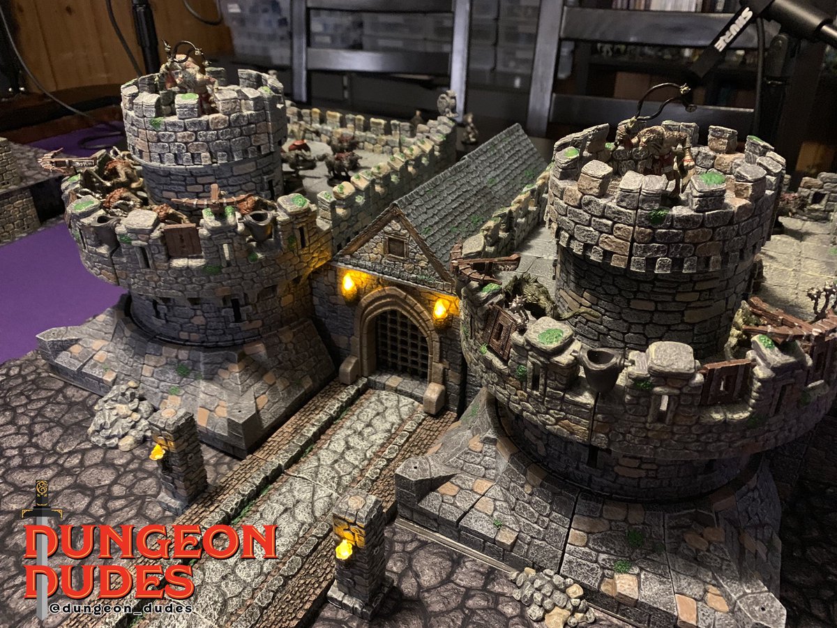 An old @dwarvenforge gatehouse build we did years ago for season one of Drakkenheim. Still one of our favourites. #DungeonsandDragons #DnD #DungeonDudes #Games #tabletopgames #tabletoprpg