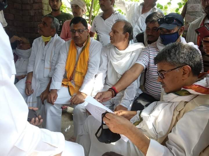 DrArunKumarExMP's tweet image. गया कोंच के सिन्दुआरी में आज पीड़ितो से मिला। ग्रामीणों ने कहा पुलिस मूकदर्शक की भूमिका में है I हम सरकार से S.I.T गठन की मांग करते है जिससे जाँच निष्पक्ष हो सके साथी ही मृतकों के परिजनों को 20 लाख एवं घायलों को 5 लाख रुपये...
#उड़ता_बिहार_मरता_भूमिहार 
#उरता_बिहार_मरता_भूमिहार