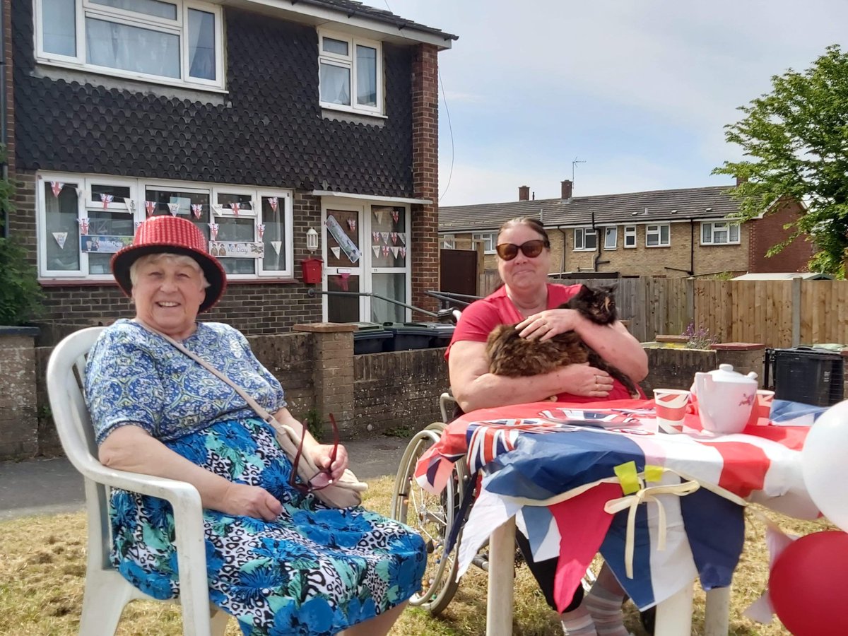 13ankCic's tweet photo. More of our incredible #13ANKfamily commemorating #VEDay with a socially distant street party 🇬🇧

The #FreeBankPo9 team and Director Darren McKenna with #ITVnews, showing the PO9 community spirit 💙 https://t.co/0txA1ANlXC