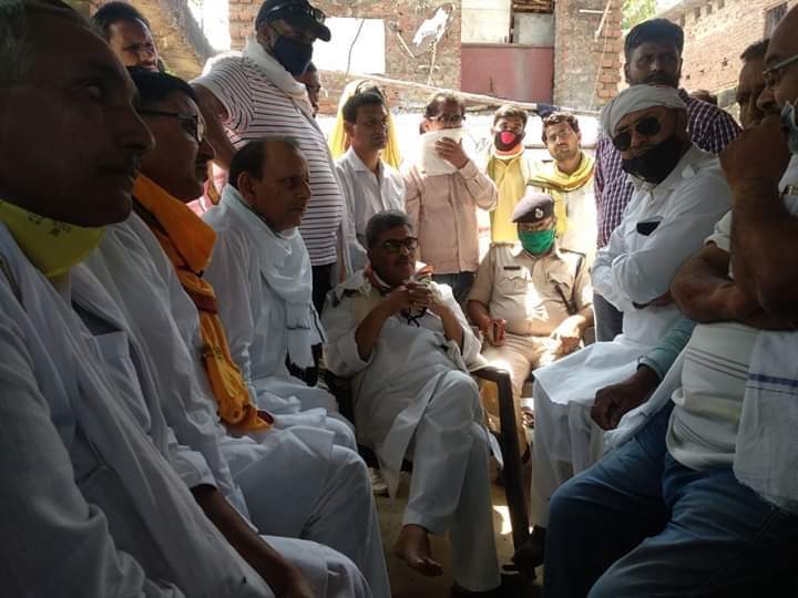 DrArunKumarExMP's tweet image. गया कोंच के सिन्दुआरी में आज पीड़ितो से मिला। ग्रामीणों ने कहा पुलिस मूकदर्शक की भूमिका में है I हम सरकार से S.I.T गठन की मांग करते है जिससे जाँच निष्पक्ष हो सके साथी ही मृतकों के परिजनों को 20 लाख एवं घायलों को 5 लाख रुपये...
#उड़ता_बिहार_मरता_भूमिहार 
#उरता_बिहार_मरता_भूमिहार