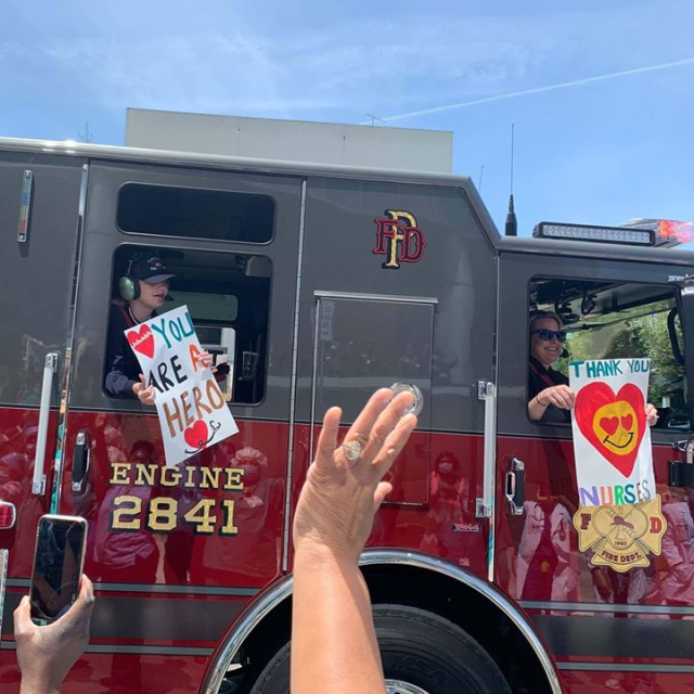 TheReePete's tweet photo. Thank you to the Oakland Fire Department, @oaklandpoliceca and all the first responders who honored East Bay #healthcareheroes, including Alta Bates Summit Medical Center staff and doctors, with this very special salute! #SutterStrong #TeamSutter https://t.co/J34xQO6auV