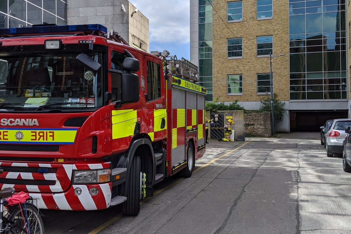 DubFireBrigade's tweet photo. Pembroke Row currently closed to traffic as we deal with a potential HazMat incident #Dublin #fire #traffic @DCCTraffic @aaroadwatch https://t.co/0omf8usvxC