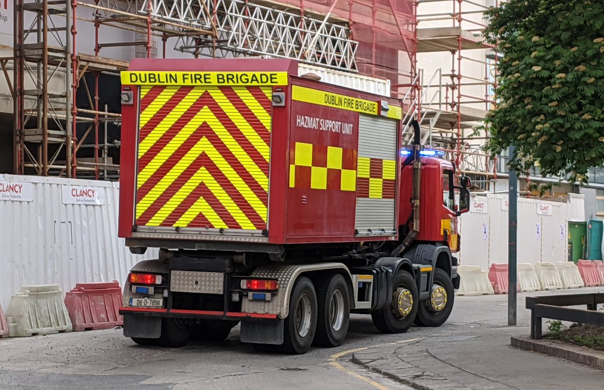 DubFireBrigade's tweet photo. Pembroke Row currently closed to traffic as we deal with a potential HazMat incident #Dublin #fire #traffic @DCCTraffic @aaroadwatch https://t.co/0omf8usvxC
