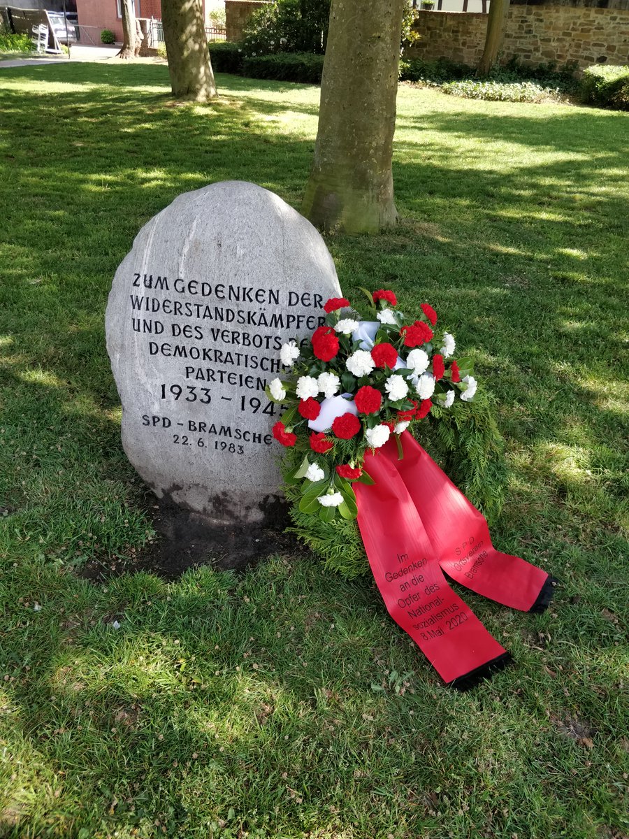 SPDBramsche's tweet photo. Es gilt, trotz #Corona dem Anlass gerecht zu werden. Den Opfern des Nationalsozialismus zu gedenken und die Lehren daraus zu ziehen, ist heute wichtiger denn je. Danke Helga, für deine ergreifende Rede.

#Kriegsende 
#8Mai1945 
#fckafd https://t.co/AQ5PvC0cFq