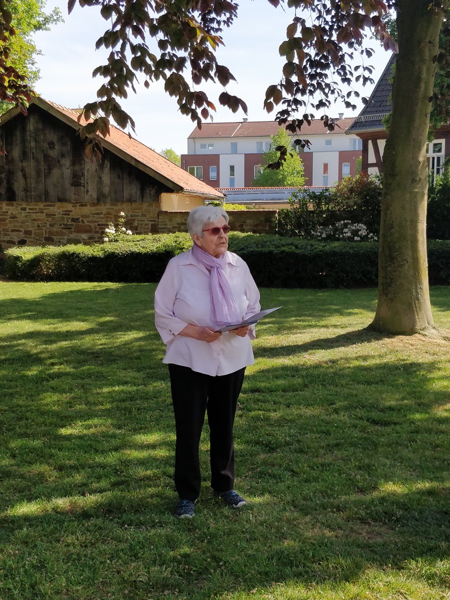 SPDBramsche's tweet photo. Es gilt, trotz #Corona dem Anlass gerecht zu werden. Den Opfern des Nationalsozialismus zu gedenken und die Lehren daraus zu ziehen, ist heute wichtiger denn je. Danke Helga, für deine ergreifende Rede.

#Kriegsende 
#8Mai1945 
#fckafd https://t.co/AQ5PvC0cFq