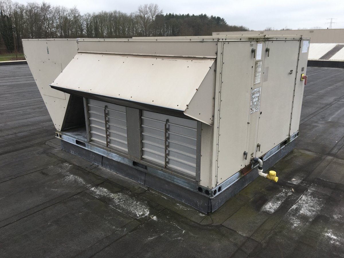 lesscherinstall's tweet photo. De productie hallen van Simco-Ion werden tot op heden gekoeld d.m.v. Freon R22 rooftop units. Deze units hebben wij vervangen voor Lennox warmtepompen. 

Hiervoor hebben wij speciale passtukken laten maken zodat de nieuwe units op de zelfde posities konden worden geplaatst. https://t.co/cbKIipziz6