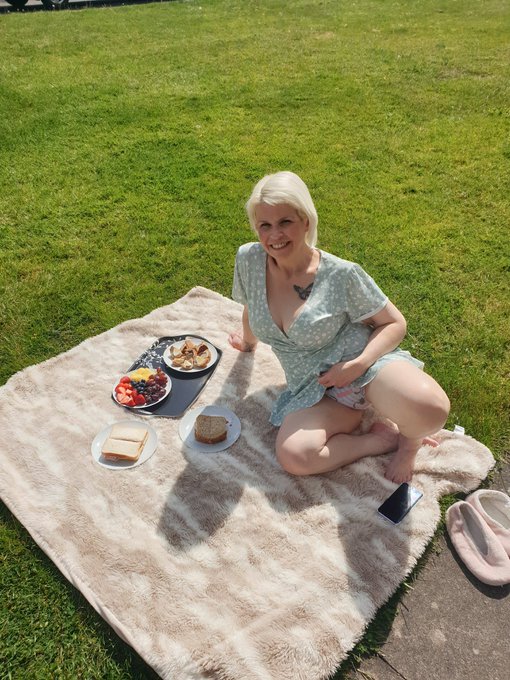 1 pic. 🇬🇧 Having a VE DAY picnic 🇬🇧 #lockdownpicnic #wellmeetagain
#VEDay #picnic #BankHolidayFriday