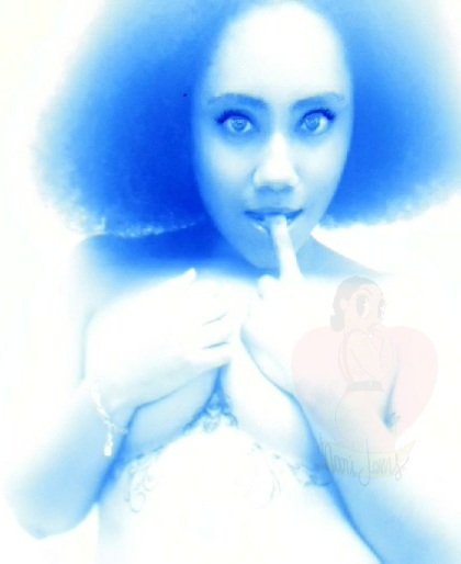 Dropping a blue light 15 pics, photo set today on ALL my site and a blue light video. https://t.co/P
