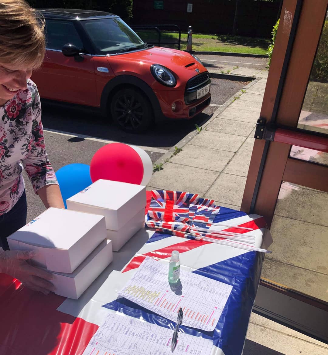 13ankCic's tweet photo. We can never thank @bedhamptoncc enough for the use of their wonderful facilities for #LunchBankPO9 to operate and now even on a bank holiday too! 🧡 Your support will never be forgotten. #BANKYOU https://t.co/dbCfk9qyKu