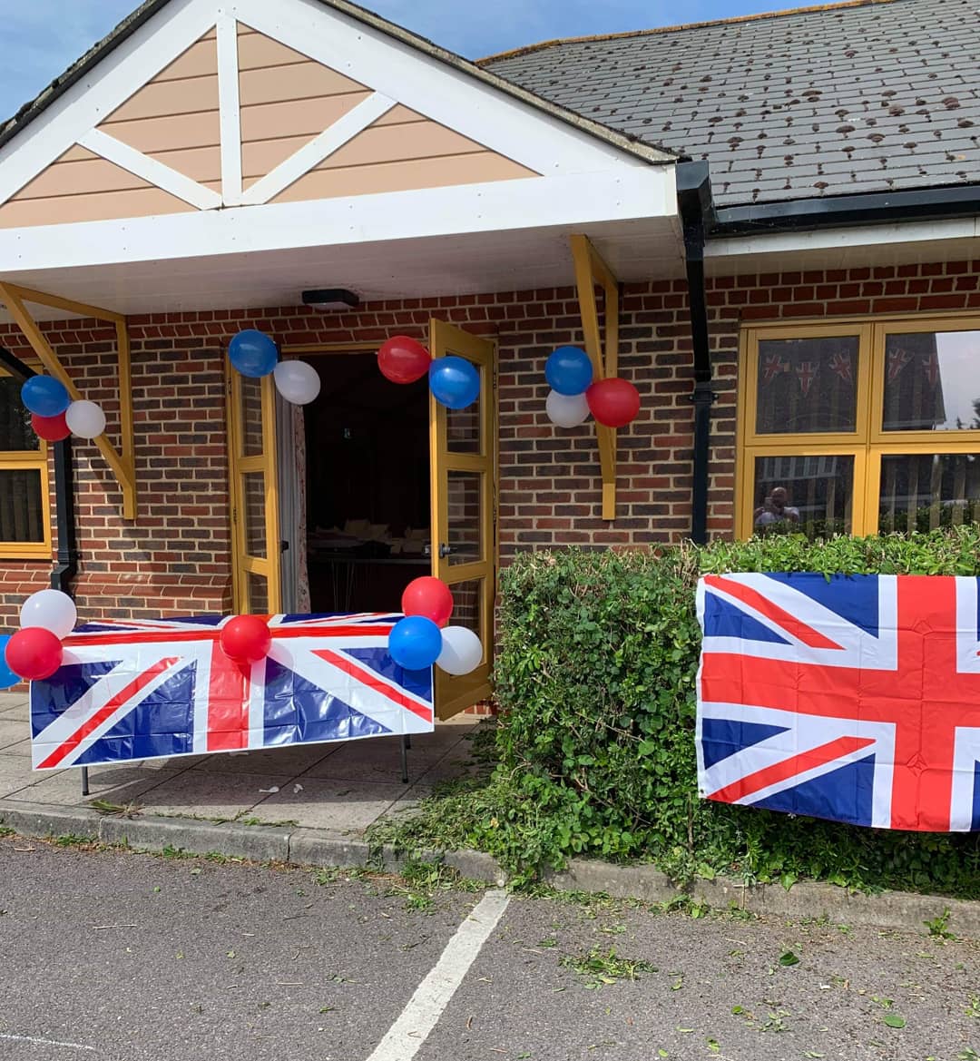 13ankCic's tweet photo. We can never thank @bedhamptoncc enough for the use of their wonderful facilities for #LunchBankPO9 to operate and now even on a bank holiday too! 🧡 Your support will never be forgotten. #BANKYOU https://t.co/dbCfk9qyKu