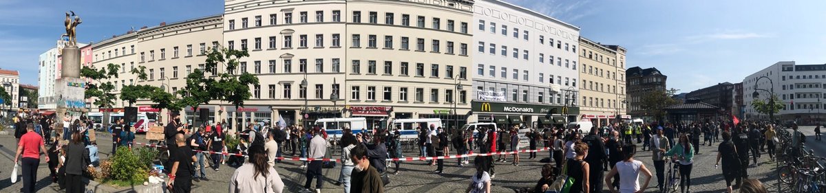 Etwa 150 Menschen auf dem #Hermannplatz und noch einmal 200 vor Karstadt protestieren gg den rassistischen Normalzustand und für ein Ende des #Rechtsterorrismus.

#b0805 #berlin #migrantifa #niewieder #keinVergessen #Rassismus #NSUKomplex #Hanau #noAfd #noNazis @BEMigrantifa