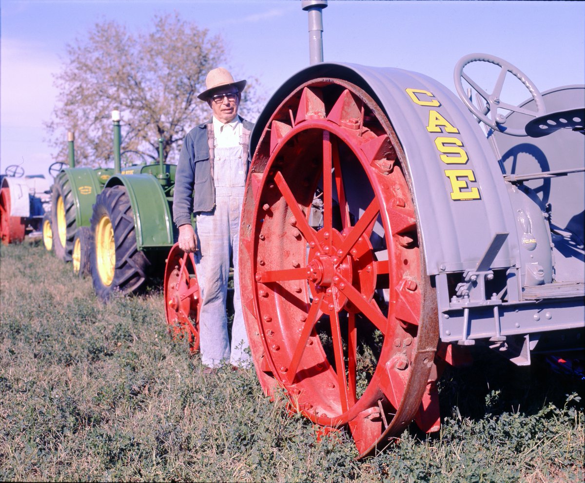 RenoCoMuseum's tweet photo. Another photo from the Hutchinson News collection!

This one features Carl McCaslin, a collector of antique tractors, standing next to his Case tractor, in line with two of his John Deere tractors. https://t.co/kWSrLFVtbx