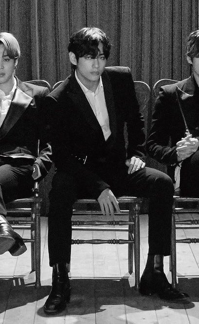 ➸ 𝚍𝚊𝚢 𝟷𝟸𝟿taehyung manspreading but in b&w 