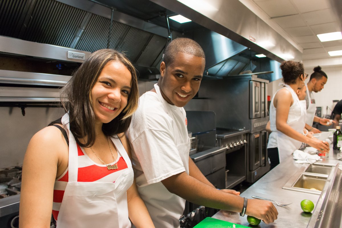 FamilyCookNYC's tweet image. #QuarantineCooking has taken over the social media. However, many Americans don’t know their way around the kitchen. We’ve created #FamilyCook LIVE Online versions of our award-winning programs just these families across the US! Check out it out here: ow.ly/QERm50zyMC0