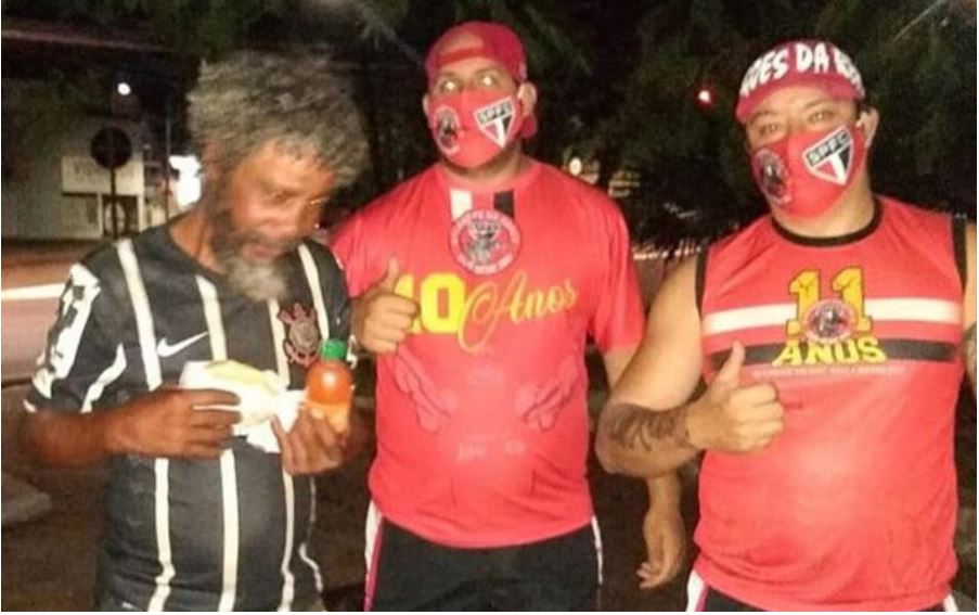 adrianowilkson's tweet image. Uma história de amor no meio de tanta tragédia
A Dragões da Real, organizada do São Paulo, saiu p distribuir hot dogs a moradores de rua em Jaú, interior de SP. O primeiro q encontraram foi um senhor vestido com a camisa do Corinthians. Ele pegou um hot dog e um refri
Segue o fio