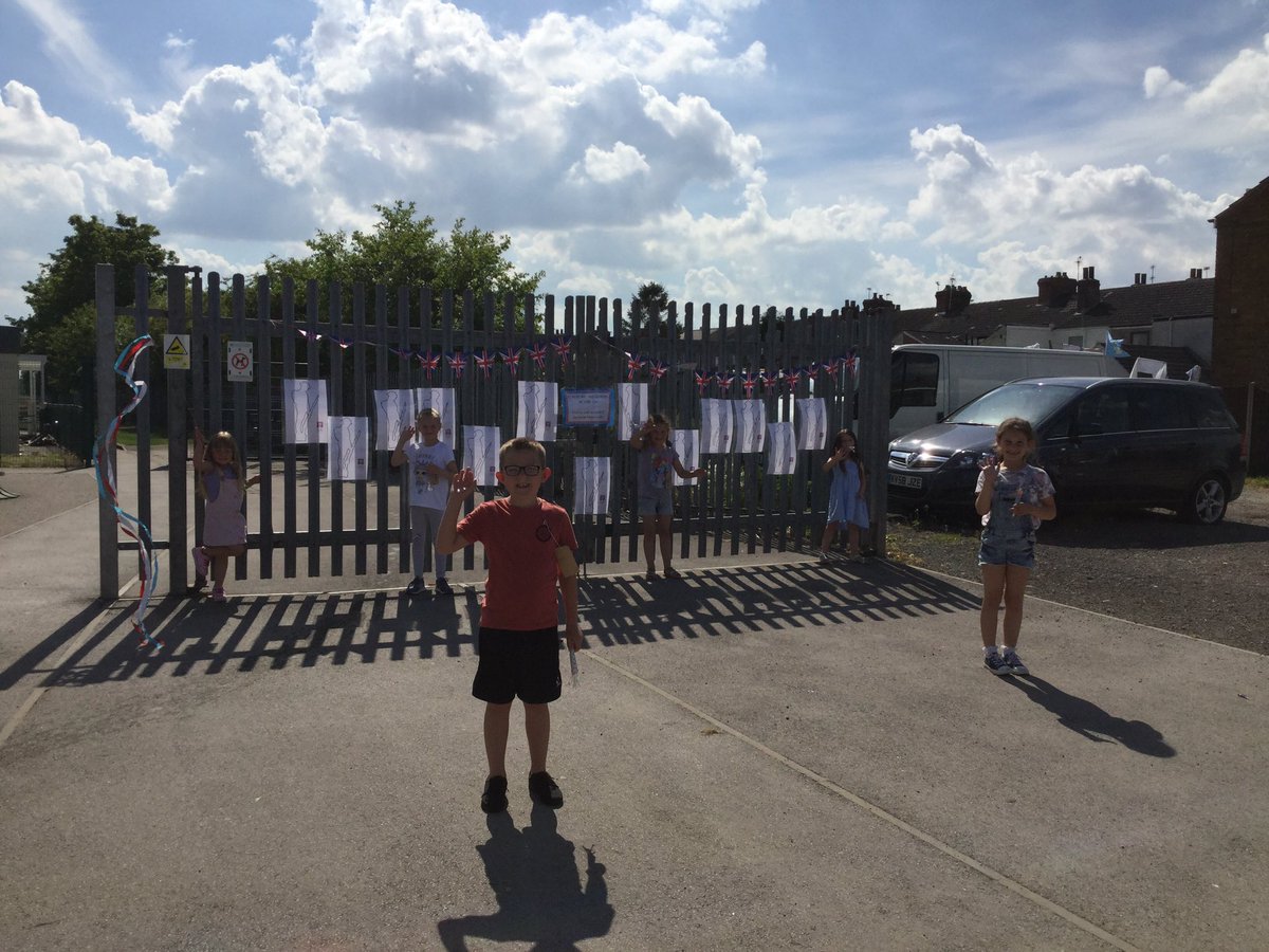 MrsMiddletonMPS's tweet photo. We’ve had such a lovely day celebrating VE Day! 🇬🇧 We’ve decorated buns &amp; lunch bags, blown bubbles, ran around with streamers and enjoyed a picnic in the sunshine! ☀️ @HumberClassMps https://t.co/Ujy3Ztw13X