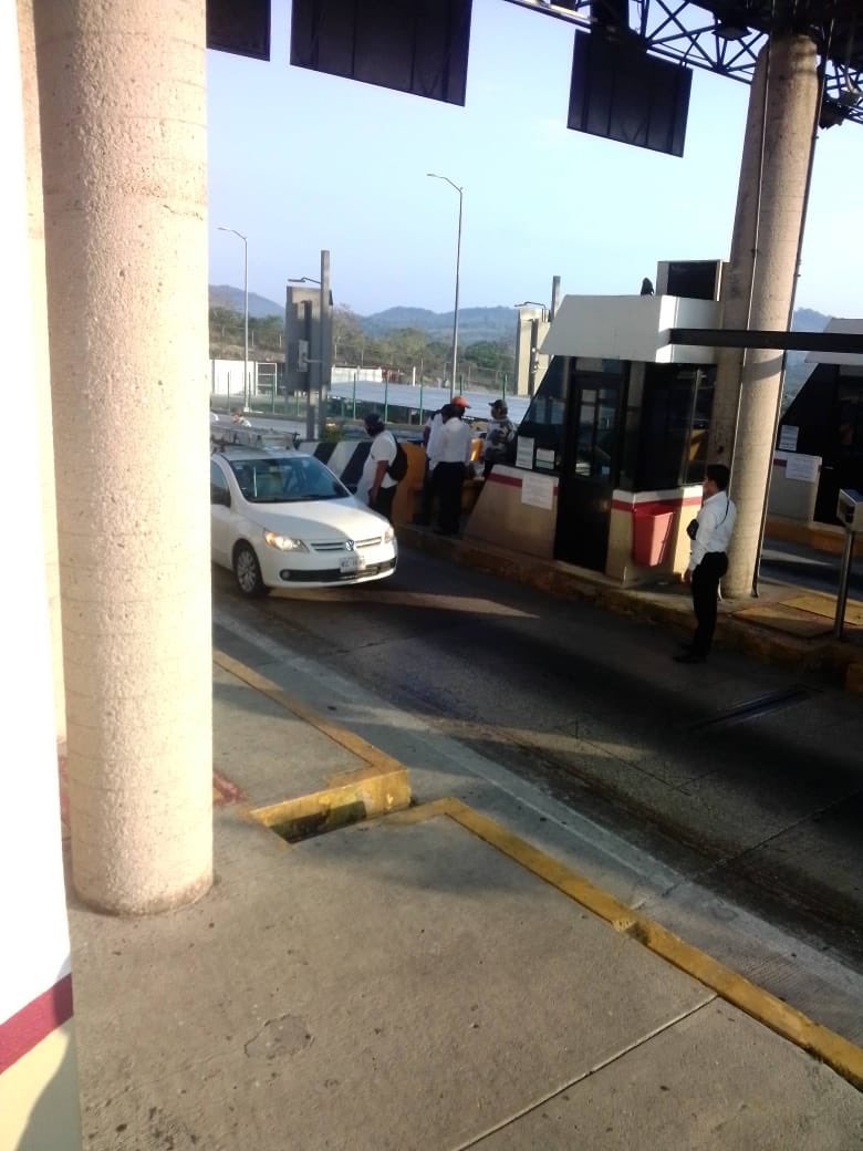 #Chiapas Alrededor de 30 #Transportistas bloquean caseta de peaje #Ocuilapa tramo #Ocozocoautla #LasChoapas. Solicitan cooperación voluntaria debido a la falta de empleo por #Pandemia #Coronavirus #COVID2019mx. Comienza preocupación por sustento en el estado más pobre del país