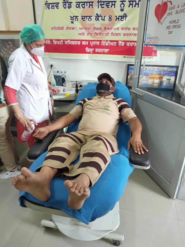 ramchander_insa's tweet photo. #विश्व थैलेसीमिया दिवस पर डेरा सच्चा सौदा के स्वयंसेवकों ने थैलेसीमिया से पीड़ित बच्चों के लिए सरकारी अस्पताल के ब्लड बैंक में रक्तदान किया
#WorldThalassemiaDay #BloodAidForThalassemia
@derasachasauda
#MSGTRUEBLOODPUMP
@mannkibaat @narendramodi
@PMOIndia https://t.co/GaOzeooFLx