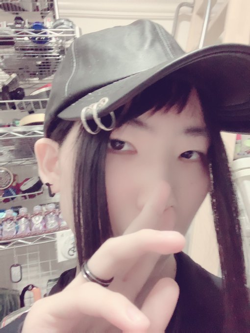 自撮りしたけど顔が怖い
(3枚目は何か苦いもん食べた顔) 