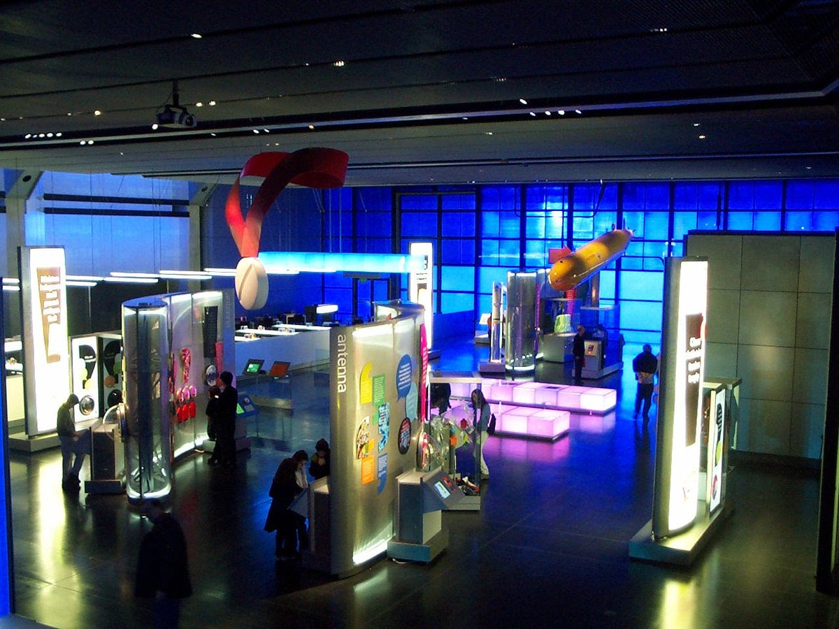 davepatten's tweet photo. Museum photo of the day - Antenna in it's original form circa 2000 #MuseumPhotoOfTheDay #ScienceMuseum #Antenna #contemporaryScience #WellcomeWing #Mediabench #blue @sciencemuseum @janetcarding https://t.co/jIeWuWumVB