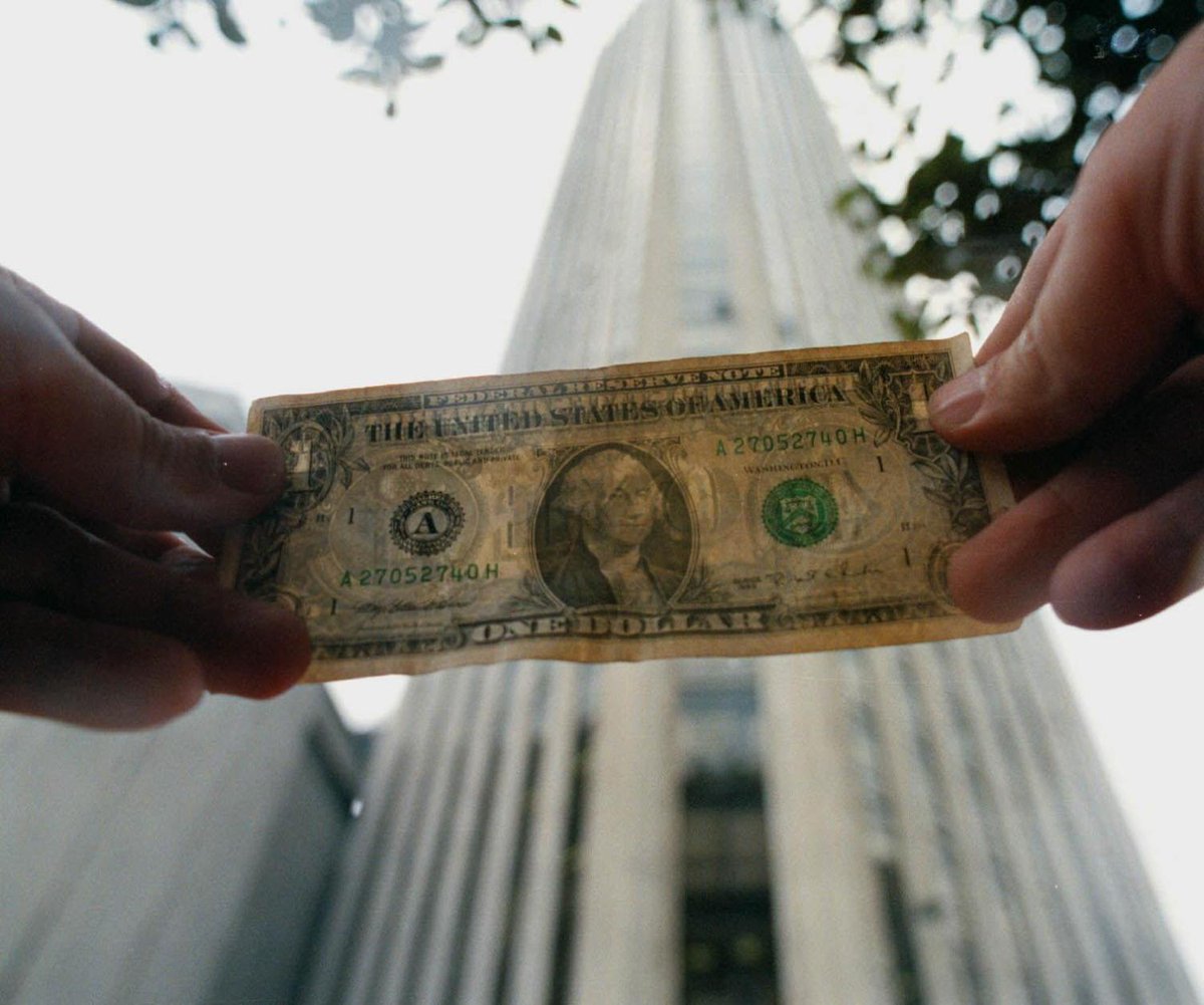 #DólarHoy El precio del dólar sigue bajando en Colombia bit.ly/3fyXigM

→ La TRM para este 8 de mayo se ubica en 3.924 pesos.