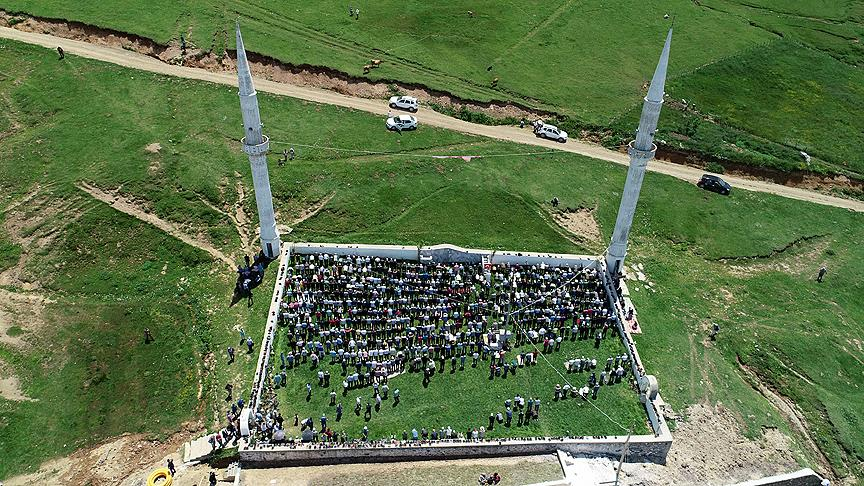 #CumaİçinYeryüzüMesciddir
Cuma pekala açık havada, sokakta, cadde ortasında bile kılınabilir rahatlıkla. Cami dediğin dört tarafı duvarla çevrili bina parçası değildir.