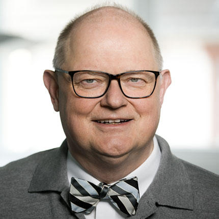 LLR. (@llr_llr) on Twitter photo Justiz soll mehr per #Videokonferenz verhandeln. Unser Kollege <a href="/MartinHuff13/">Martin W. Huff</a> hat in einem Beitrag für den Kölner Stadtanzeiger gefordert, dass die #Justiz in #NRW die Voraussetzungen dafür schafft, bit.ly/3bjxHoS
#CoronaRechtsfibel #Coronakrise Justiz soll mehr per #Videokonferenz verhandeln. Unser Kollege <a href="/MartinHuff13/">Martin W. Huff</a> hat in einem Beitrag für den Kölner Stadtanzeiger gefordert, dass die #Justiz in #NRW die Voraussetzungen dafür schafft, bit.ly/3bjxHoS
#CoronaRechtsfibel #Coronakrise