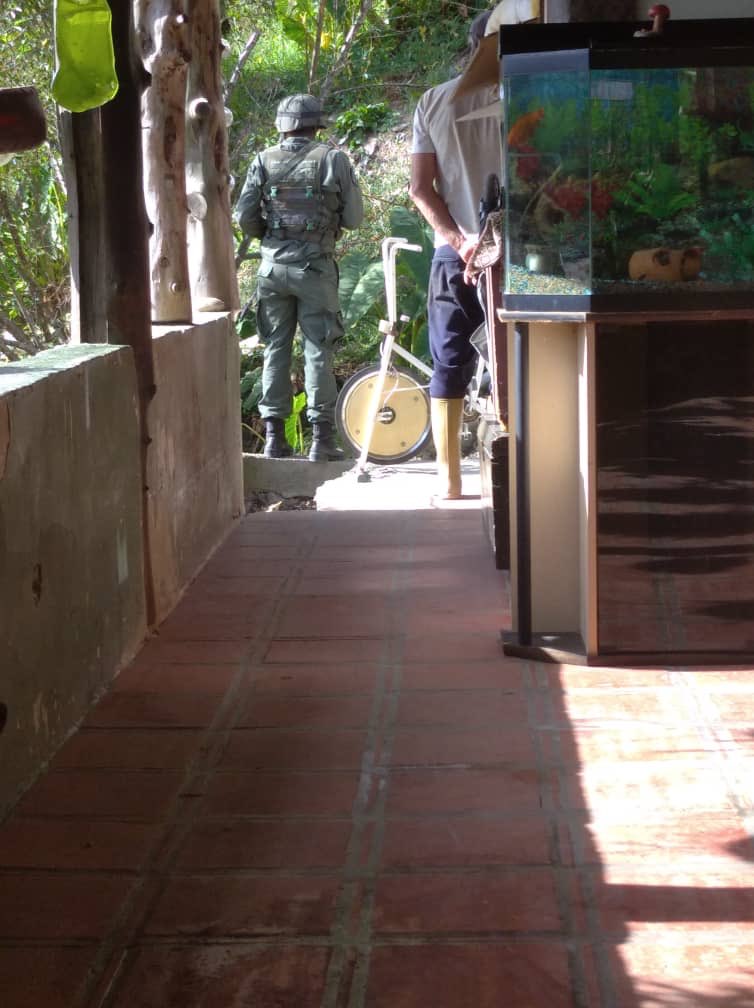 CronicaUno's tweet photo. #8May Habitantes de la #coloniatovar reportan ser víctimas de allanamientos y en algunos casos, de robo de sus pertenencias durante los procedimientos que se llevan a cabo desde la noche del jueves en ese municipio, por parte de cuerpos de seguridad. https://t.co/5eJamfjCj2