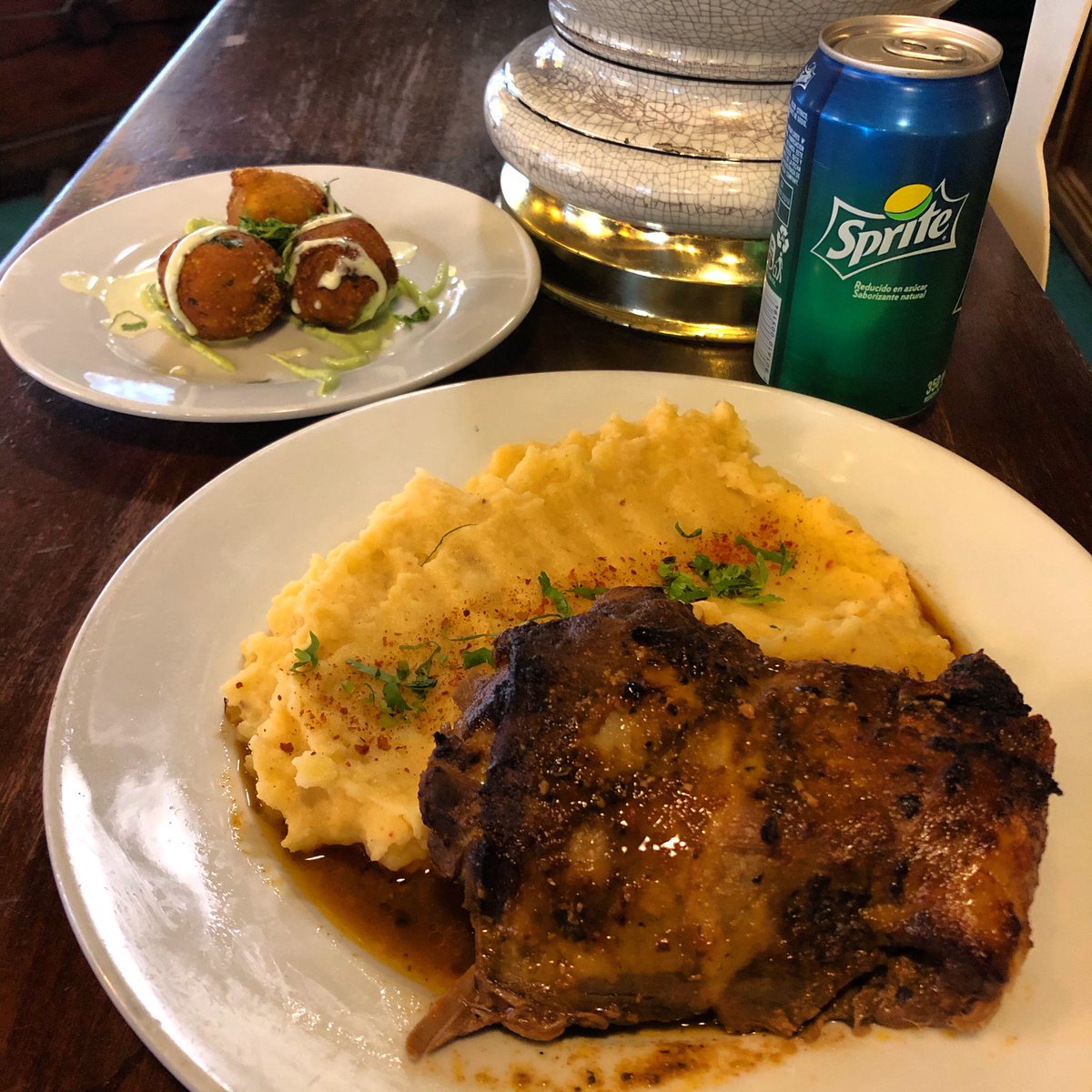 LaFlordeChile's tweet photo. Menú del día: falafel + costillar de cerdo al horno con puré picante (puedes cambiar tu agregado)+lata de bebida $5,500. Te lo llevamos a tu casa. Consultas 322689555 https://t.co/1R7ZhDyr2k