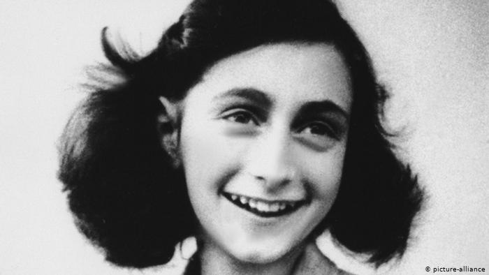 ocardo_'s tweet image. Hoje 08 de maio, são comemorados os 75 anos do fim da Segunda Guerra Mundial, o fim da Alemanha Nazista. 
E não há pessoa melhor que represente aqueles q perderam suas vidas no Holocausto, a não ser Anne Frank. Quem nunca se emocionou ao terminar de ler seu diário?
~Querida Kitty