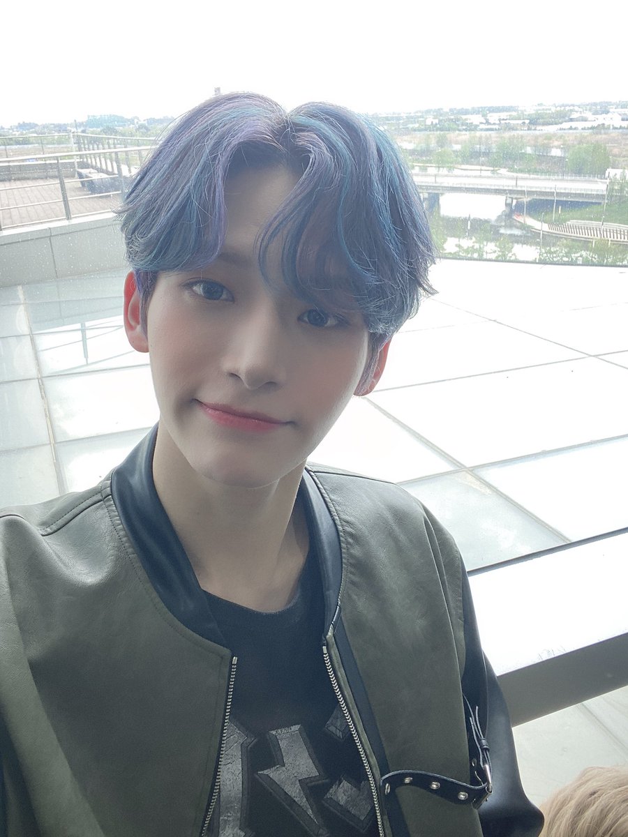 CRAVITY_twt's tweet photo. 여러분 행복한 하루 보내셨나요? 이제 검사 시간이에요!!😉ㅋㅋ 오 약속 지키셨다고요?ㅎㅎ😍🎉❤️🥰 잘했어요!! 그럼 선물로 오늘 저희 심플리 케이팝도 했는데 심플리 대기실 셀카를 드릴게요!!🎁
#크래비티 #정모 #심플리_케이팝 #선물 #약속 https://t.co/Q09LH14pGS