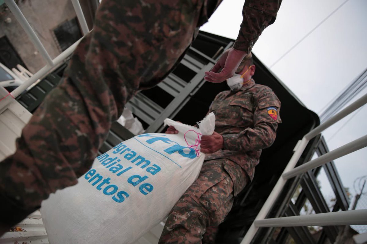 Gobierno_SV's tweet photo. Se inicia la entrega de los paquetes alimenticios donados por el @WFP_es. 

Con la coordinación del Despacho de la Primera Dama, estos donativos llegan a las familias de los cantones Conacaste, El Tinterol y Las Piletas, del municipio de Coatepeque, Santa Ana.

#AlertaCOVID19SV https://t.co/pzN8A3eVRT