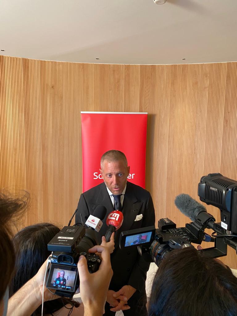lapoelkann_'s tweet photo. Felice di aver consegnato l'assegno da 639mila€ frutto della campagna LAPS alla Croce Rossa Portoghese e Food Bank. Orgoglioso del lavoro con Joana Lemos,Banco Santander🇵🇹,Continente e la mia agenzia Independent Ideas. Insieme all'assegno sono stati raccolti +150tonnellate cibo https://t.co/WEZGkppwn3