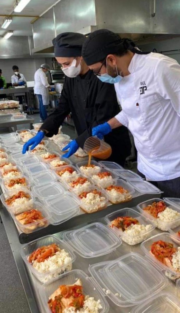 HotelDonPancho's tweet photo. We continue to cook for the essential services &amp; people who need it most. Our colleagues Raul Castro, Rodrigo Osorio, David Stalin Zapata and Rosanna, from our kitchen staff, are volunteering in the project of @AlicanteGastro1❤️❤ Only TOGETHER we will overcome it 💪 #AGSolidaria https://t.co/mT3ZaIlMJH