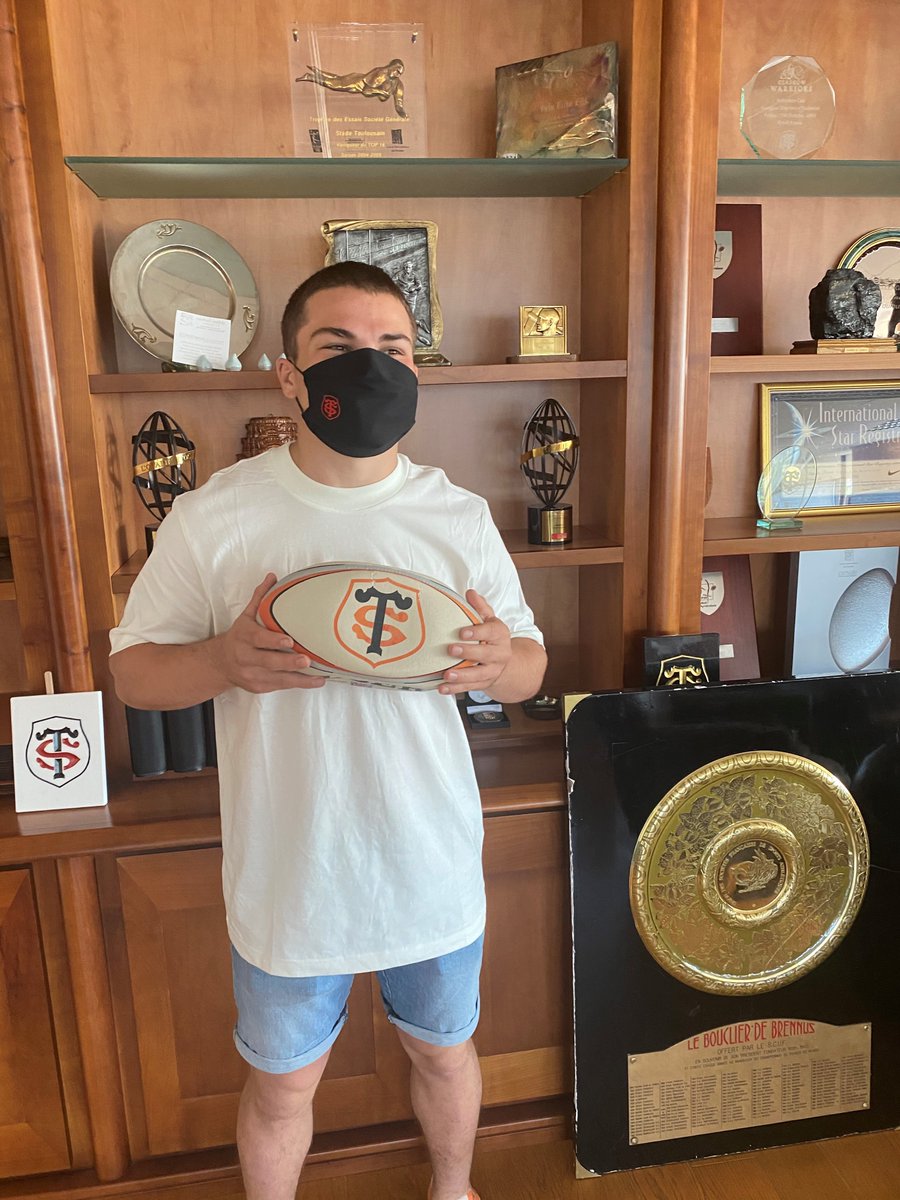 StadeToulousain's tweet photo. Suite à votre forte demande et à notre envie de soutenir une entreprise locale, fournisseur historique du club, des masques à l'effigie du Stade, seront bientôt disponibles ! 
Impatients de ressembler à @Dupont9A ? #Covid19 😷

+ d'infos 👉🏻 https://t.co/msH5RfgnFj https://t.co/RmzyYbu5PX