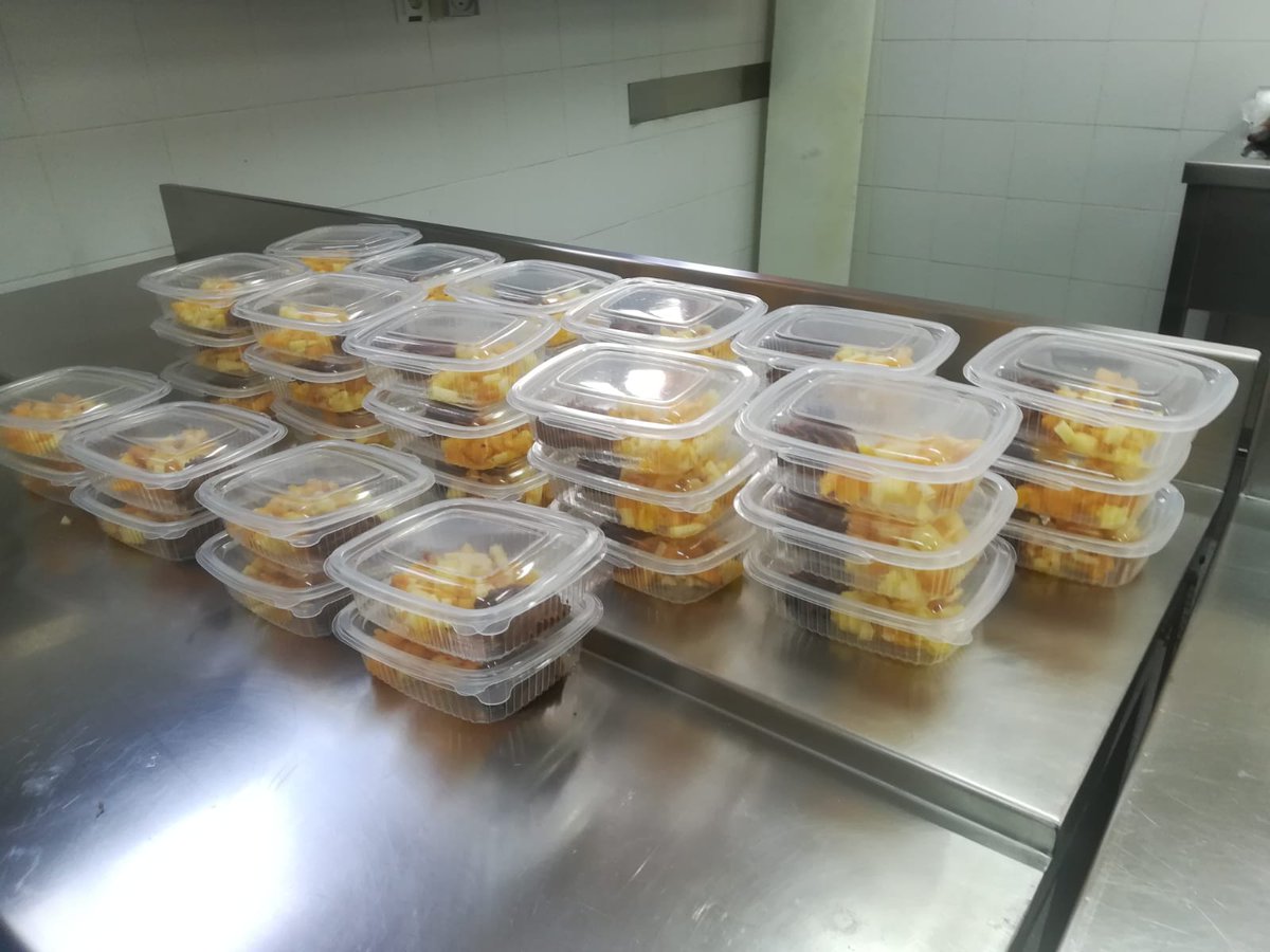 HotelDonPancho's tweet photo. Continuamos cocinando para los servicios esenciales y para las personas que más lo necesitan. Nuestros compañeros Raúl, Rodrigo, David y Rosanna, de nuestro equipo de cocina, están siendo voluntarios en el proyecto de @AlicanteGastro1❤ JUNTOS lo superaremos💪#AGSolidaria https://t.co/5yesGpXC45