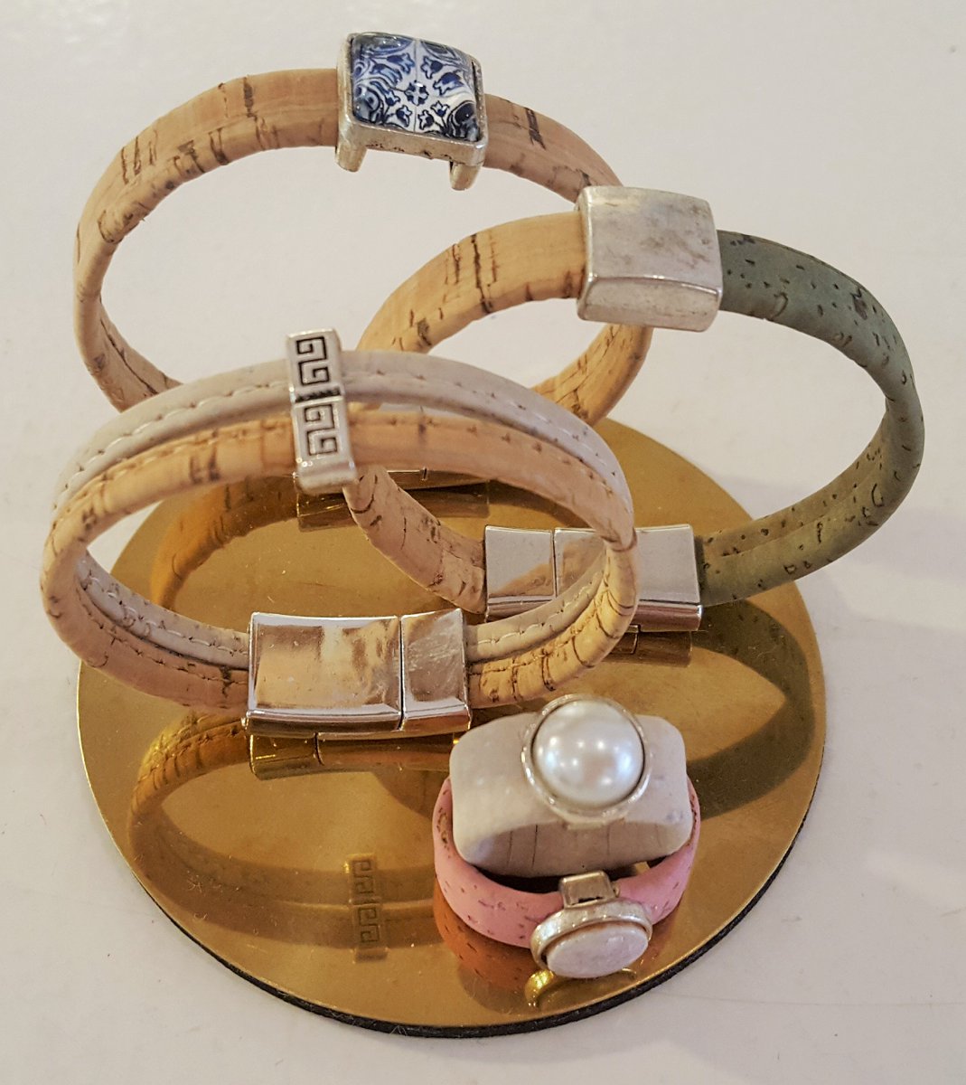 Perfect #cadeau om te geven voor #moederdag! We hebben een mooie collectie van deze prachtige sieraden. Ze zijn handgemaakt van #kurk door Cork and More! De ringen kosten €7.95 en de armbanden zijn €14.95! Laat je inspireren bij #JOMIXSY!
#fairfashion #sieraden #eerlijkwinkelen
