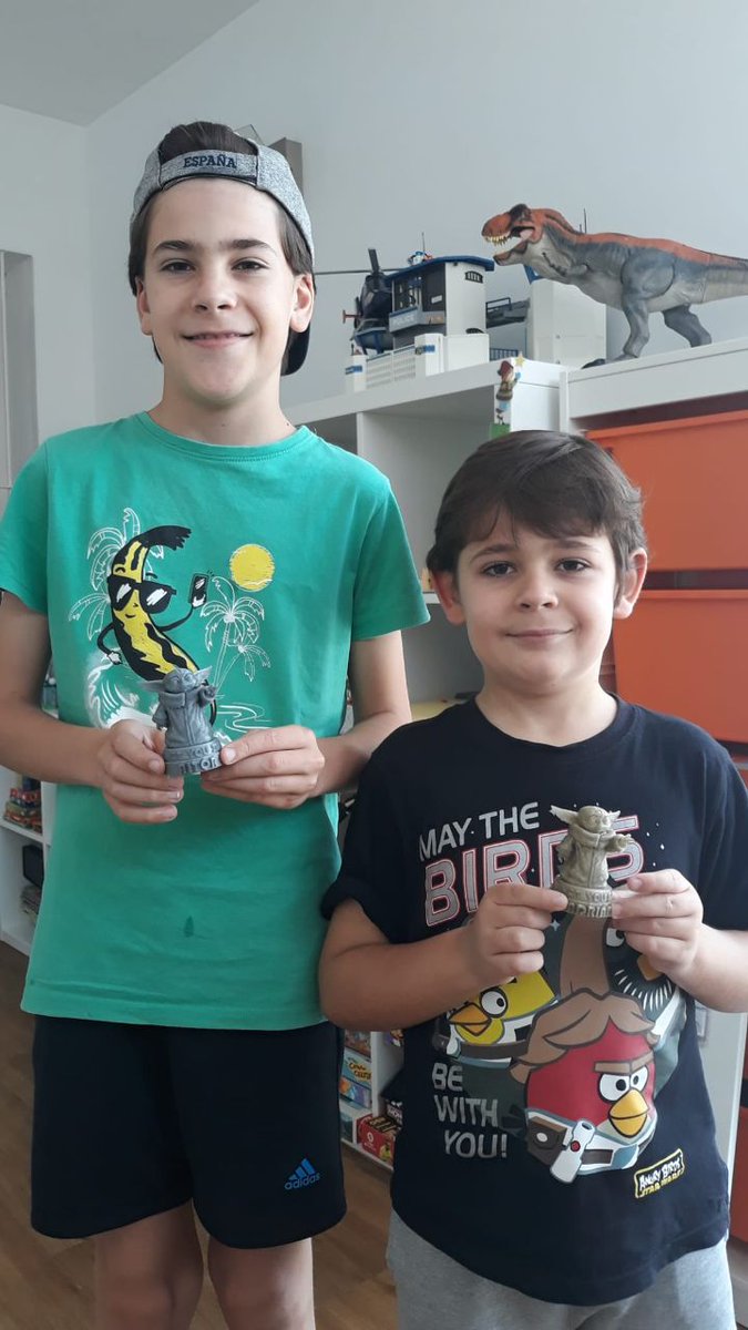Maker_Aljarafe's tweet photo. Hoy Santiago Pérez y Fernando Ruíz en nombre de la Plataforma 3D Maker Aljarafe les han hecho entrega a Aitor y Adrián unos Pokemons y unos Yodas personalizados como reconocimiento a la donación que hicieron con sus ahorros para "ayudarnos a ayudar"
Gracias amiguitos. https://t.co/WZAJTuCohK