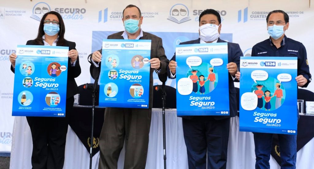 samuel_pz's tweet photo. Dos tipos de personas:

1. Quienes defendemos la Seguridad Social, sabiendo que hay que mejorar eficiencia, pero #IGSSDelPueblo.

2. Quienes en lugar de empezar a pagar la deuda de millardos que el Estado debe al IGSS, lo atacan y le regalan Q180 millones a los seguros privados. https://t.co/gg3AAA05vI