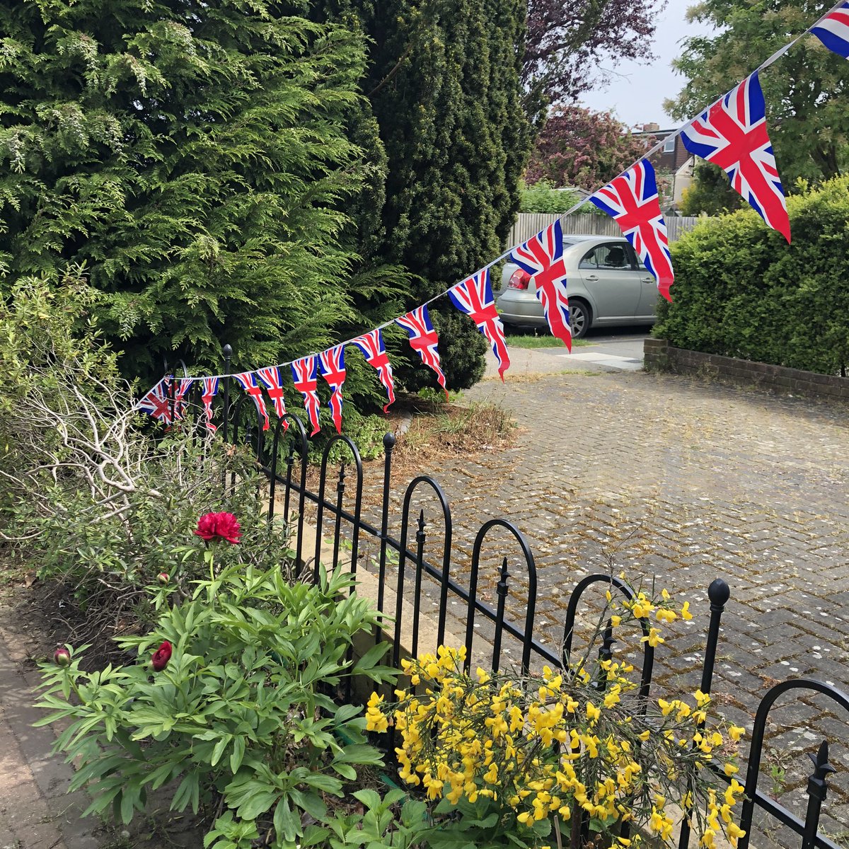 skinsavvyuk's tweet photo. Bunting up! G&amp;T’s poured! #VEDay75 #StayAtHomeParty https://t.co/glNTjRtuVm