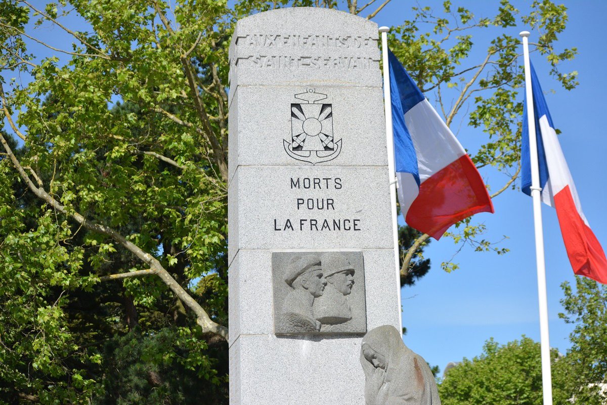 Cérémonie du 8 mai: Moment de recueillement devant le monument aux morts de Saint-Malo, en hommage à tous ces combattants qui se sont battus pendant la seconde guerre mondiale, pour notre liberté.<a href="/AssembleeNat/">Assemblée nationale</a>