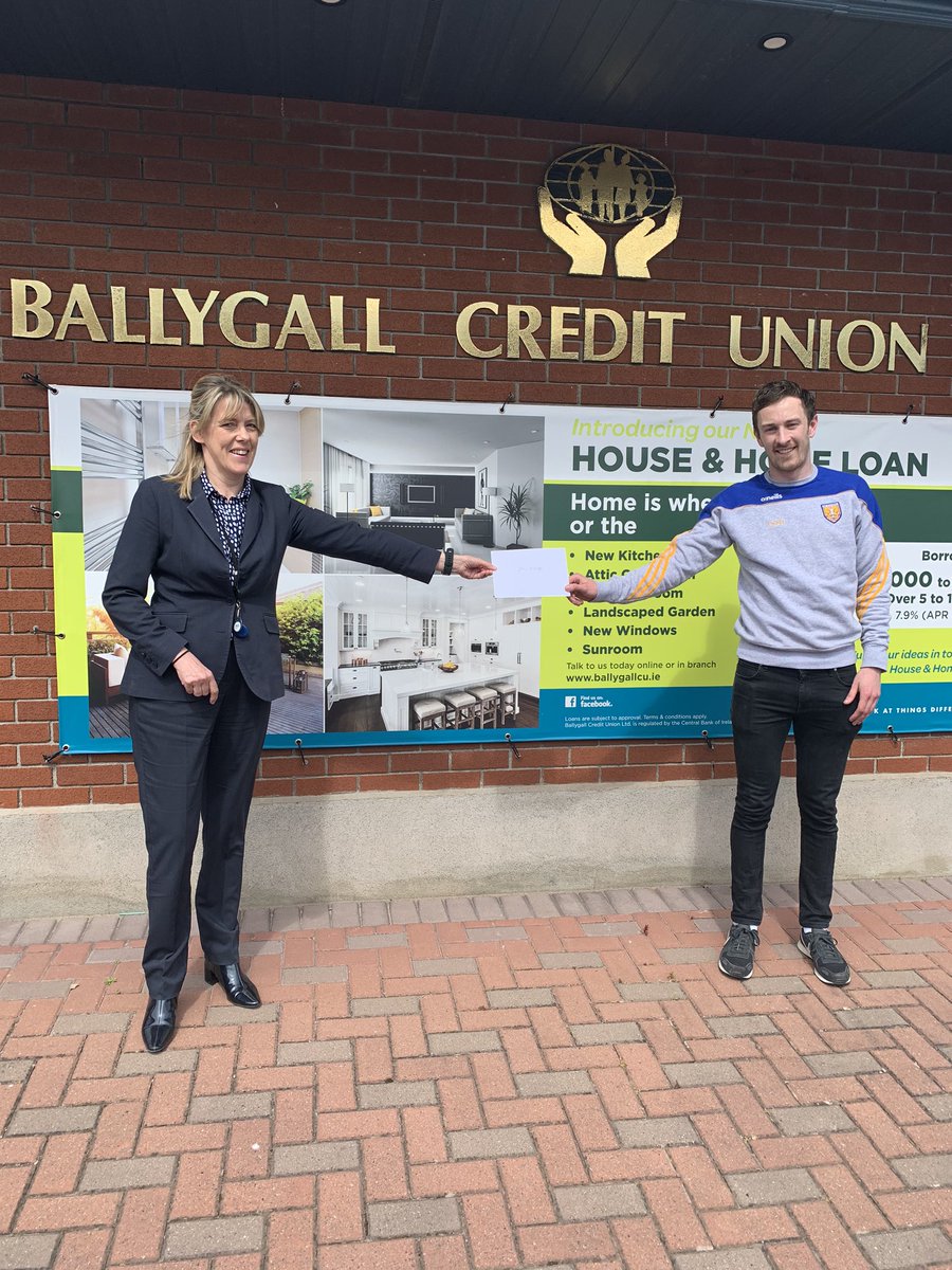 Delighted to present the winner of <a href="/clgNaFianna/">CLG Na Fianna</a> Virtual Bingo,  Glenn O’Reilly with his prize this afternoon! 👏☺️

Thanks to Glenn for making this essential journey 🥳
#HeartOfTheCommunity